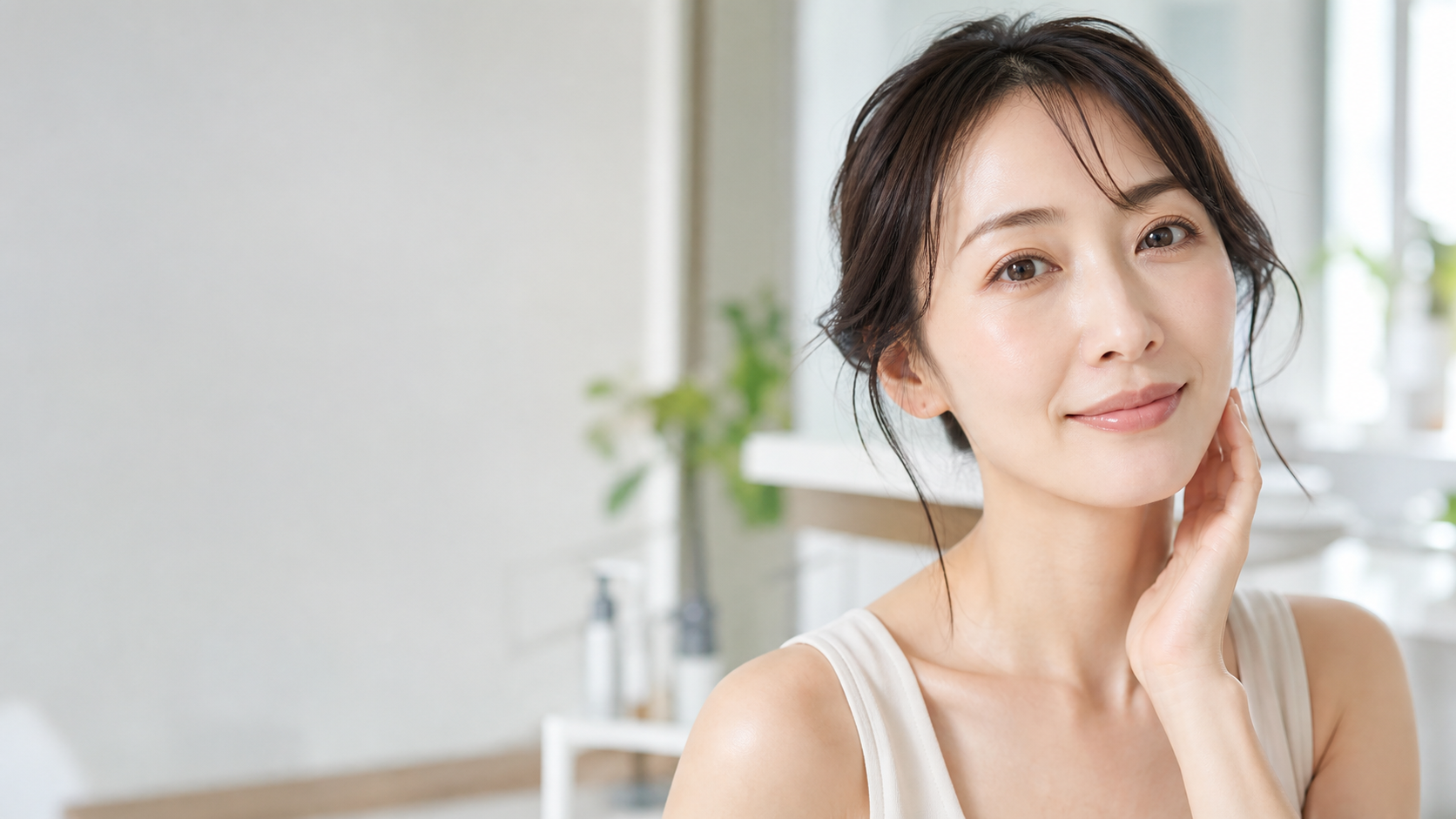肌の透明感を意識する30代後半の日本人女性